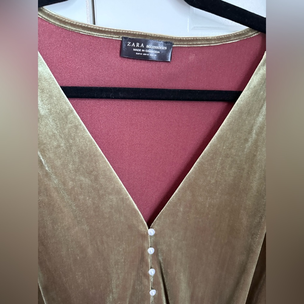Zara green velvet bodysuit featuring faux pearl buttons and three quarter sleeve - Picture 4 of 6